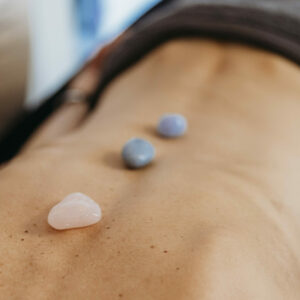Dit zijn edelstenen die op de rug liggen voor een edelsteen massage. De edelsteen massage wordt uitgevoerd met koude edelstenen die een trilling hebben 
